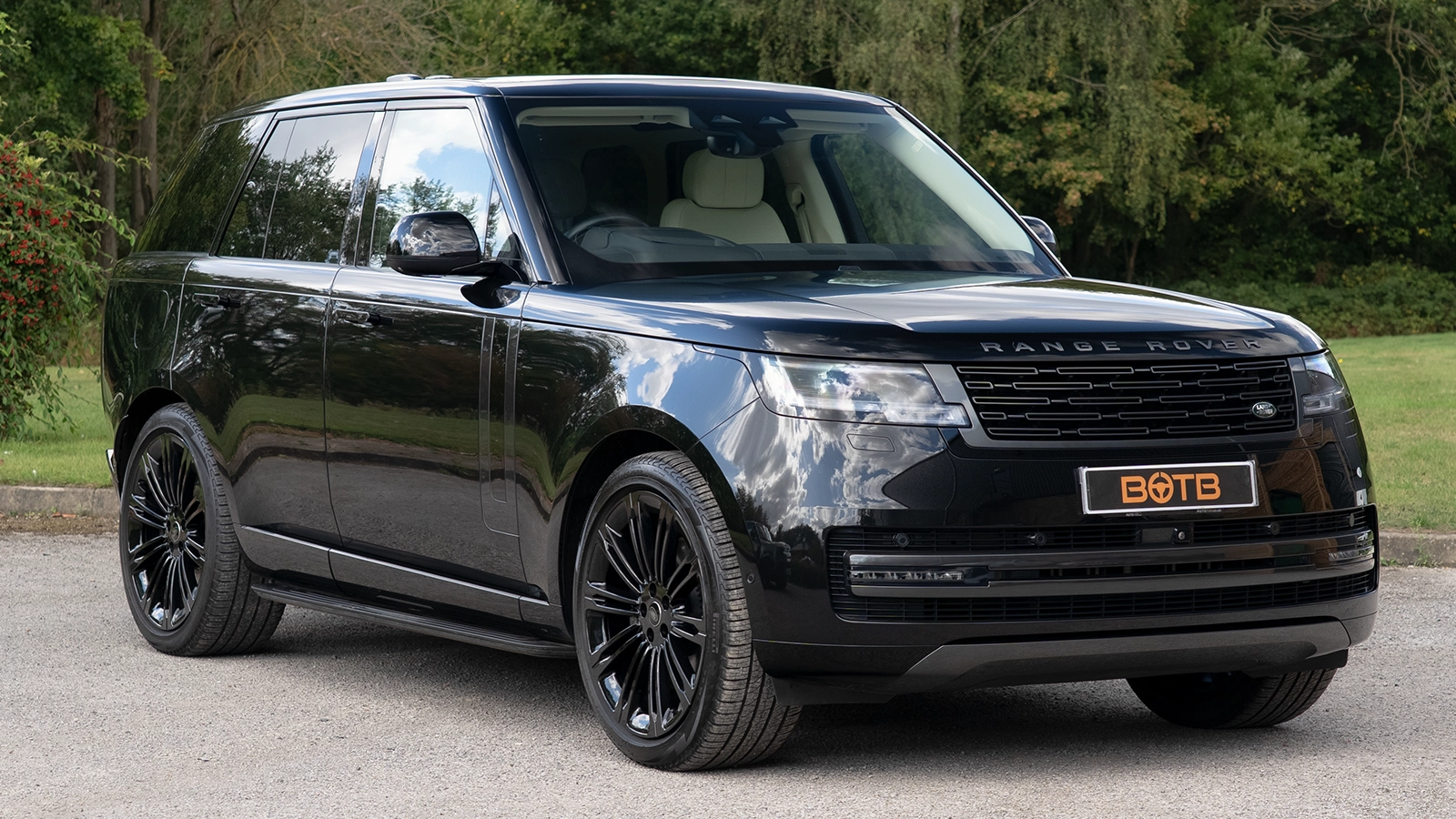   Win This Luxury Range Rover D300 For Just 22p!