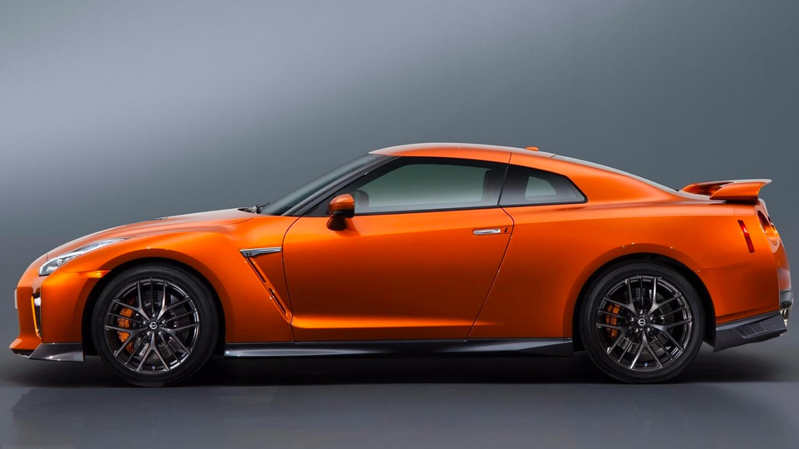  Nissan GT-R (Modern Classic)  + FREE Tokyo Holiday & PS5 Slim