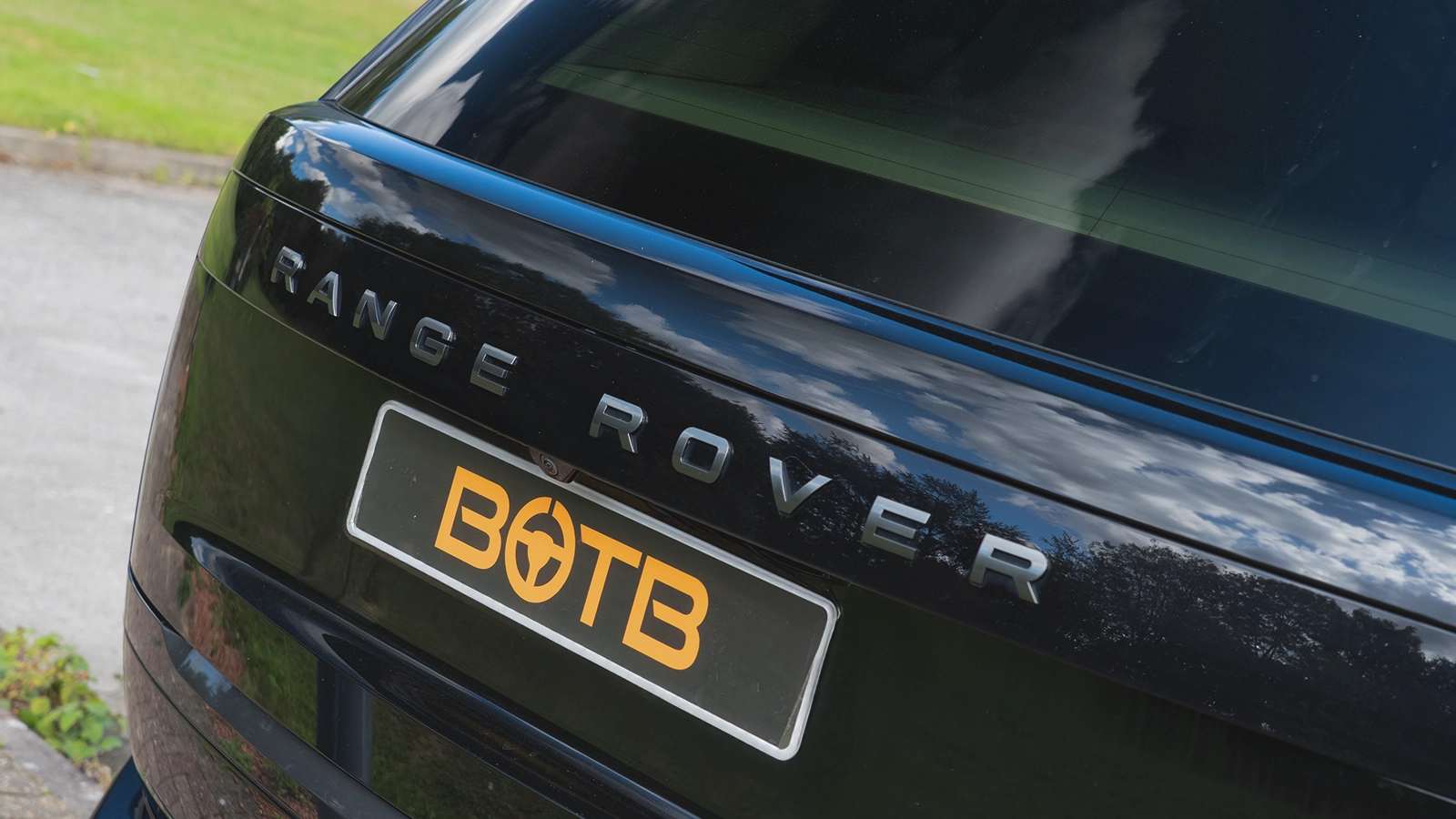   Win This Luxury Range Rover D300 For Just 22p!