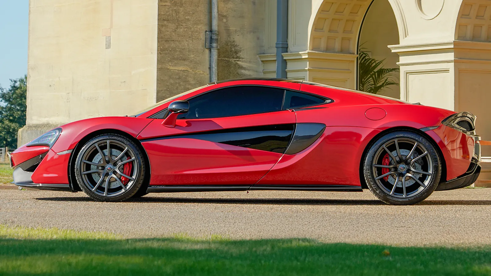   Win This Powerful 562BHP McLaren 570 GT V8 Worth £78,000!