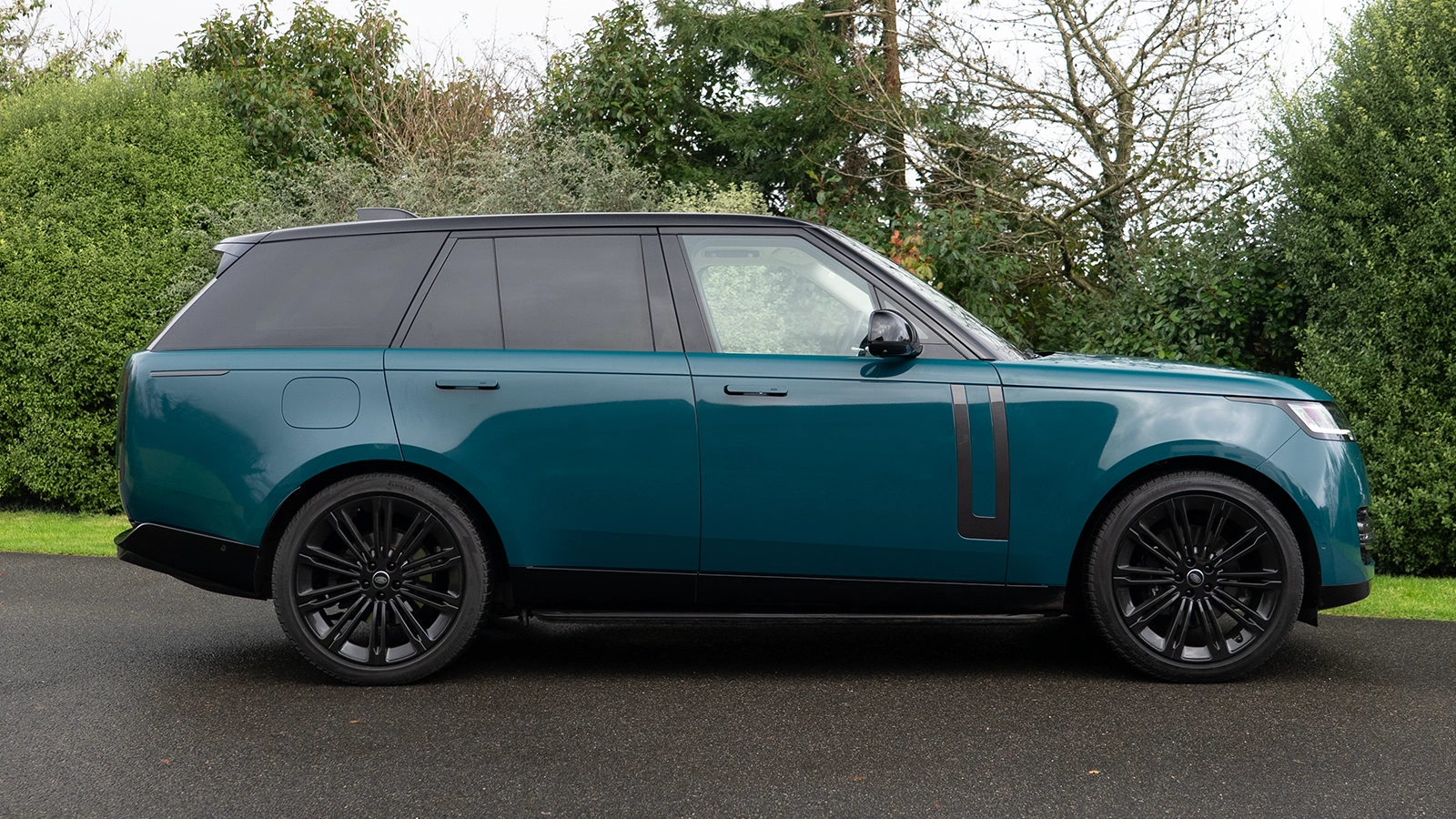   Win This Outstanding Range Rover D300 for Just 23p!