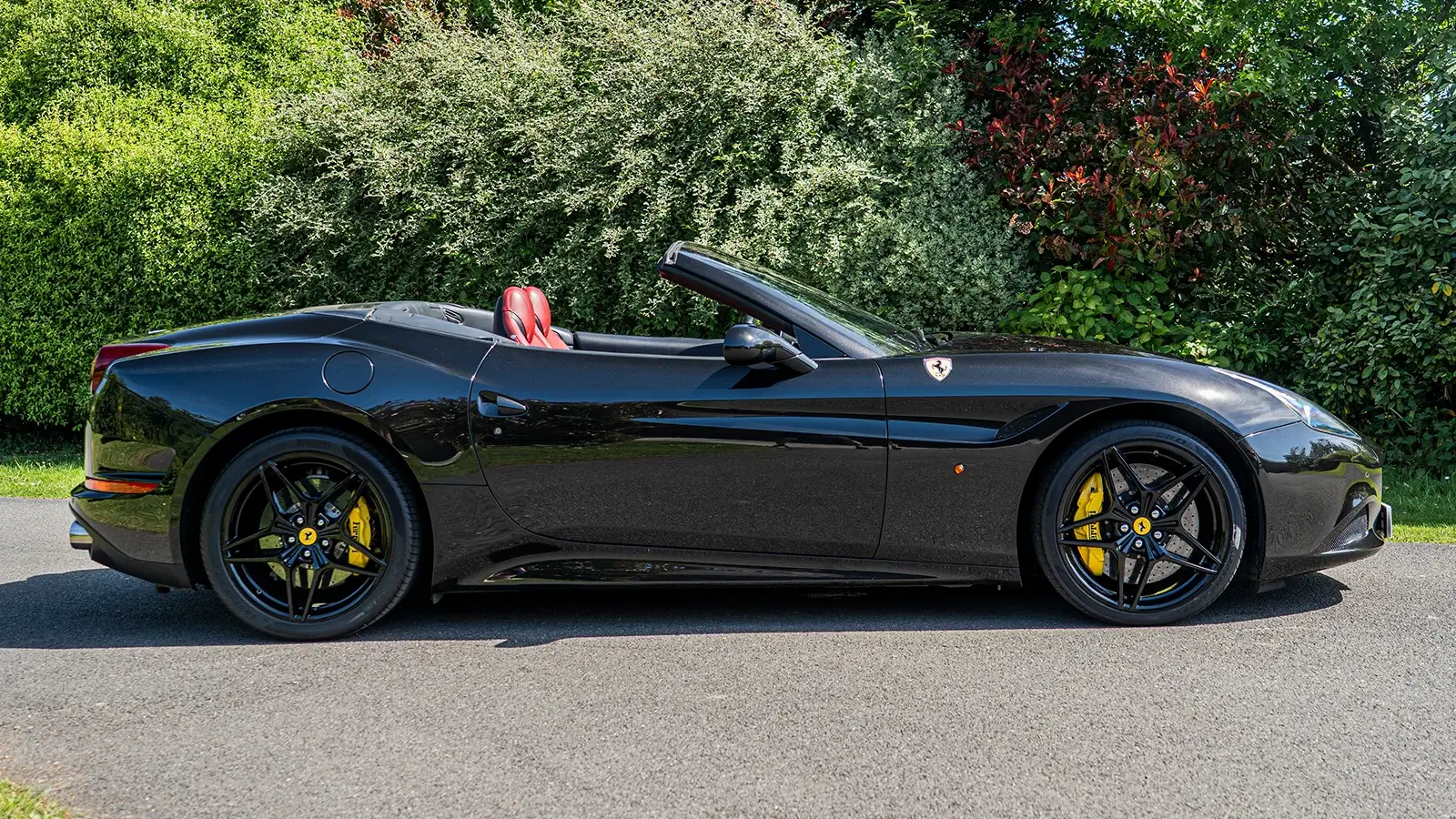   Ultimate Convertible Experience – Win a Ferrari California T V8 for 22p!